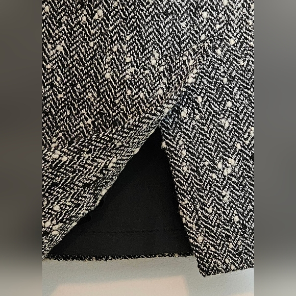 Neiman Marcus Women's Mini Skirt Black White Wool Blend Tweed Size 6. - Picture 3 of 7